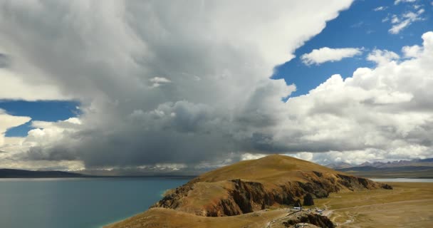4k enorme masa de nubes rodando sobre el lago namtso & península, tibet mansarovar . — Vídeo de stock