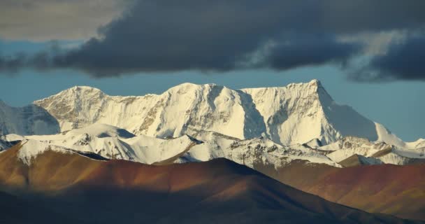 4k enorma moln massa rullande över sjön nomadiska & snö berg, tibet mansarovar. — Stockvideo