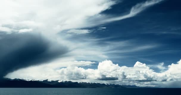 4k timelapse enormi nuvole massa rotolamento sopra il lago namtso & montagna di neve in Tibet — Video Stock