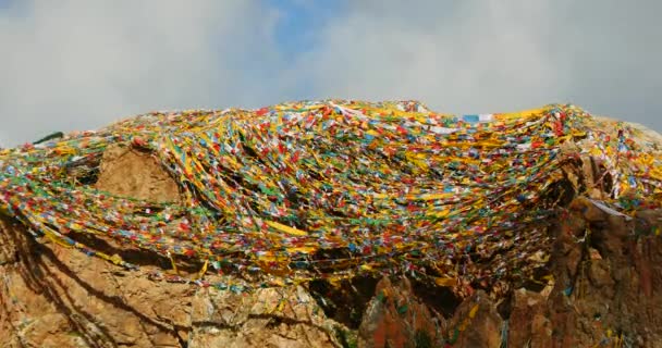 4k Bandeiras de oração no lago namtso no Tibete, meditação monge antigo na caverna . — Vídeo de Stock