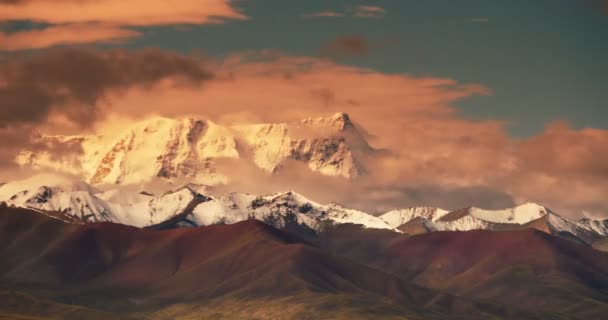 4 k timelapse enorme wolken massa kantelen meer namtso & sneeuw berg in tibet — Stockvideo