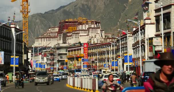 Ago 6,2019: 4k traffico occupato e folla in lasa business street, lontano lhasa building & potal — Video Stock
