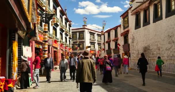 4k tibetano e turistico a piedi sulla famosa strada barkhor a lhasa, tibet, burro sto — Video Stock
