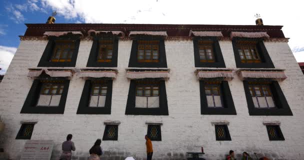 Ago 6,2019: 4k Pilgramos orando frente al templo de Jokhang en Lhasa, Tíbet . — Vídeos de Stock