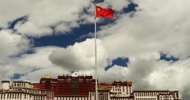 4 k Çin Ulusal bayrak potala kare, mavi gökyüzünde, tibet beyaz bulutlar.