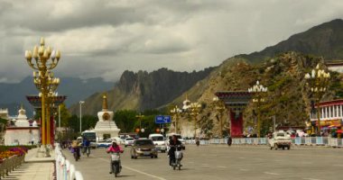 4k trafik meşgul ve Lhasa, tibet potala önünde kalabalık.