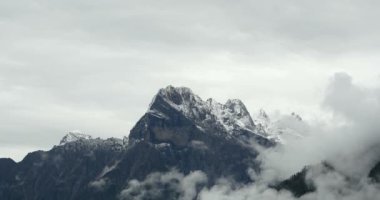 4 k timelapse kitle Tibet Tibet karla kaplı dağlar üzerinde haddeleme bulutlar.