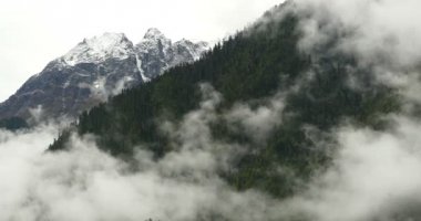4 k timelapse kitle Tibet Tibet karla kaplı dağlar üzerinde haddeleme bulutlar.
