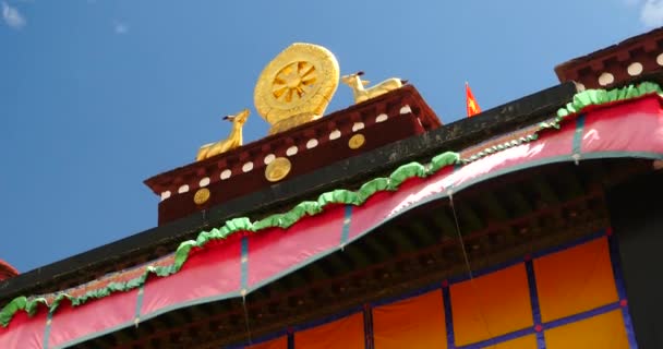 4k primer plano del templo de Jokhang en Lhasa, Tíbet, nubes blancas en el cielo azul . — Vídeo de stock