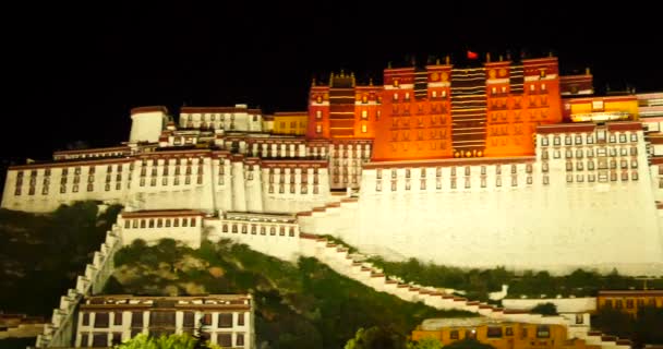 4k Potala brilhantemente iluminado à noite em Lhasa, Tibete . — Vídeo de Stock