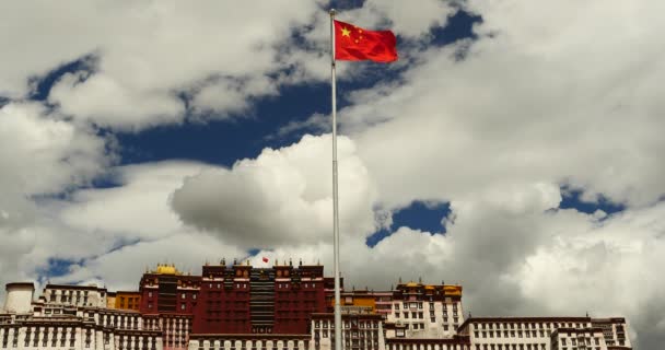 4 k Kina flagga i potala fyrkantiga, vita moln på blå himmel, tibet. — Stockvideo