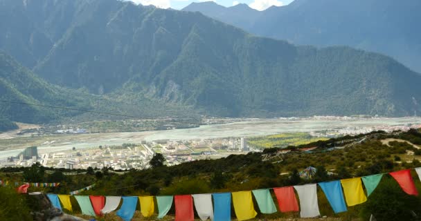 4 k modlitební praporek na hoře lhasa tibet. — Stock video