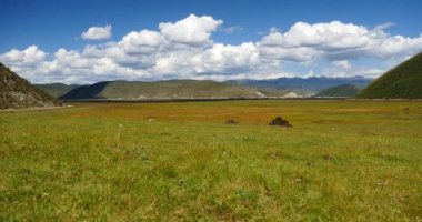 4k kitle Shangri-La yunnan, Napahai sulak alan dağlarda üzerinde haddeleme bulutlar.