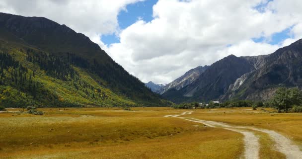 4k road on the prairie,clouds mass rolling over snow mountains in tibet. — Stock Video