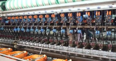4 k ipek Tekstil fabrika üretim hattı, atölyesinde makaralama kadınlar.
