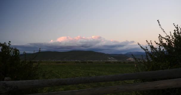 Coucher de soleil 4k nuages masse roulant sur les montagnes à Shangri-La YunNan, Chine . — Video