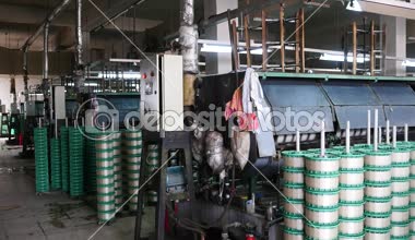 4 k Makina üreten doku içinde A ipek fabrikası, İpek iplik Makina toplama.