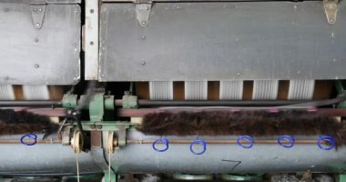 4 k Makina üreten doku içinde A ipek fabrikası, İpek iplik Makina toplama.