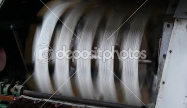 4 k Makina üreten doku içinde A ipek fabrikası, İpek iplik Makina toplama.