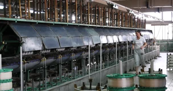 6 sierpnia 2019:4K maszyny produkujące tkankę w fabryce jedwabiu, Przędzarka zbierać jedwab. — Wideo stockowe