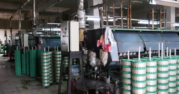 4 k Makina üreten doku içinde A ipek fabrikası, İpek iplik Makina toplama. — Stok video