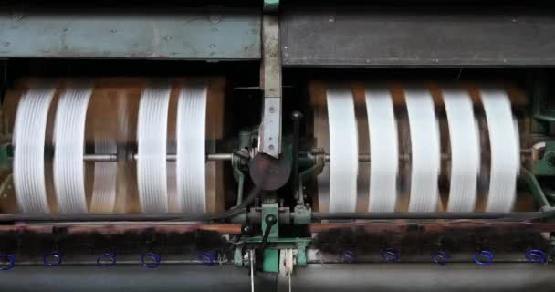 4 k maskin producerar vävnader i en siden fabrik, Spinning maskin samla silk. — Stockvideo