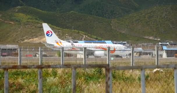 Vliegtuig Eraf Luchthaven Van Shangri Yunnan China — Stockvideo