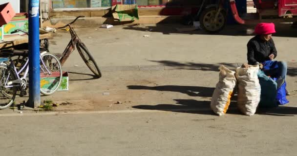 6.Aug 2019: 4k geschäftiger Verkehr & Gedränge in der Shangri-la Straße, Obststand & Minderheitenfrauen. — Stockvideo