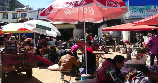 6.aug 2019: 4k großer, geschäftiger Bauernmarkt in shangri-la yunnan china. — Stockvideo