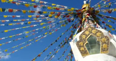 4 k Beyaz Budist stupa ve uçan dua bayrakları ile mavi gökyüzü arka plan, shangrila yunnan, Çin.