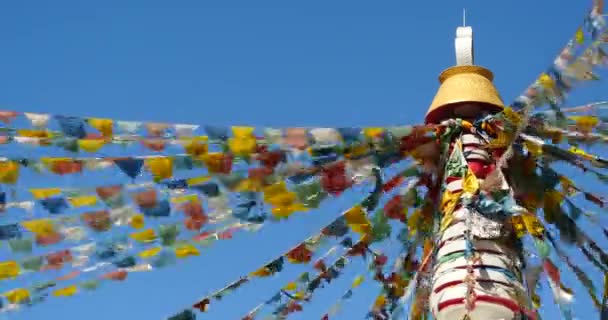 4 k bílé buddhistická stúpa  létající modlitební vlajky s modrá obloha pozadí, shangrila yunnan, Čína.