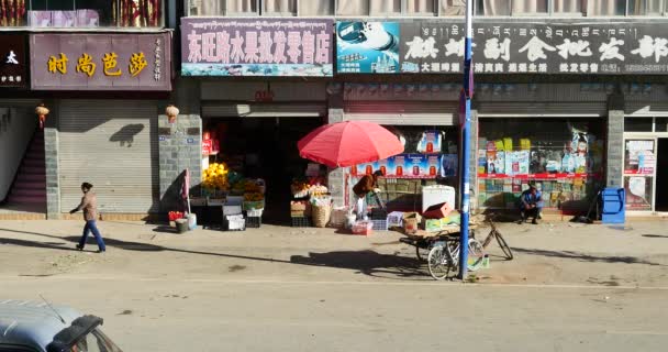 Trafik Meşgul Shangri Caddesi Nde Yunnan Çin Kalabalık Meyve Standı — Stok video