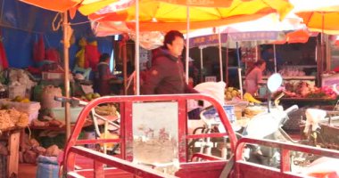 4 k çeşitli gıda ve yaşam öğeleri büyük açık ticaret piyasa Shangri-La, Çin, Pazar üzerinde yoğun kalabalık.