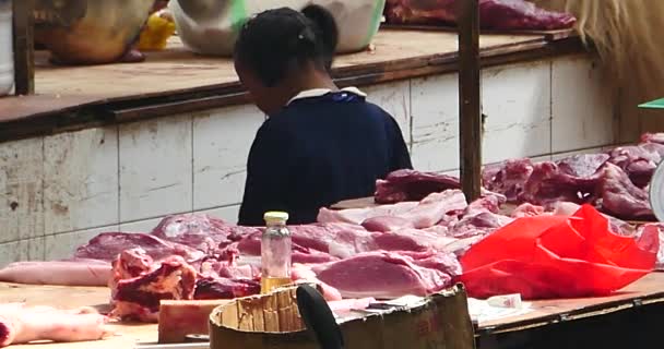 Carnicero Vendiendo Carne Fresca Mercado Asiático Local Shangri China — Vídeo de stock