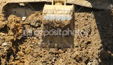 4 k closeup Ekskavatör çalışma ve damperli kamyon sitede inşaat, Çin.