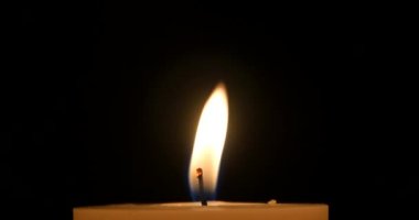 Yangın, yanan mumlar A karanlık arka plan, dekorasyon kutlama parti, neşeli Noel ve mutlu yeni yıl 4k mum.