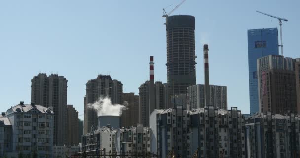 ガス産業煙突 都市の建物の背景にエネルギー世代パイプから大浪 — ストック動画