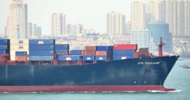 4 k kargo konteyner gemileri ile Qingdao Harbo, moder kentsel inşaat, Çin.