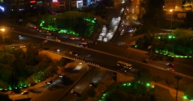4 k yoğun kentsel trafik reçel karayolu gece, Üstgeçit Kavşağı, kentsel morden bina, Qingdao Çin.