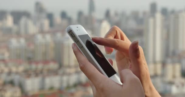 Humano Usando Teléfono Inteligente Aganist Moderno Edificio Urbano Fondo — Vídeos de Stock