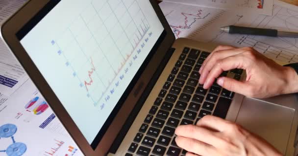 Предприниматель Работающий Планшете Диаграммами Изменяет График Трендов Финансового Рынка Экране — стоковое видео