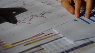 Calculator.examining iş grafik üzerinde mali veri kontrolü hesap makinesi, sayıları.