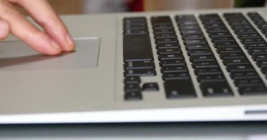 4k çalışma dokunmatik yüzey, bilgisayar dizüstü dizüstü klavye giriş closeup parmak.