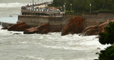 Dalgalar Barajı, shore.ocean deniz su yüzeyi ve kıyı rock resif dalgalanma sahil üzerinde kişi yıkanmış.