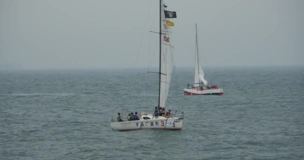 Video Segelboot Segelt Meer Breite Meereswellen Oberfläche — Stockvideo