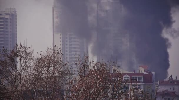 Gebäude Flammen Mit Rauch China — Stockvideo
