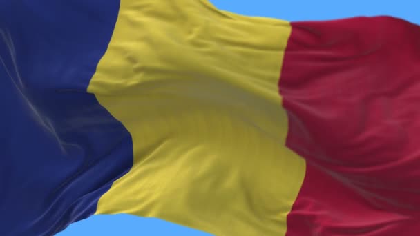 4k varrat nélküli közeli közelről Románia zászló lassú integetett a szél. alfa-csatorna mellékelve — Stock videók