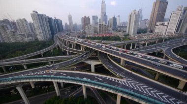 Ağır trafik otoyol kavşağı, Shanghai manzarası havadan görünümü.