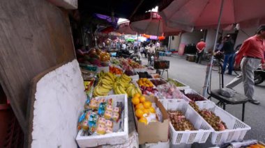 Tipik Çin tarihi kent sokak, Şanghay alışveriş Pazar meyve standı.