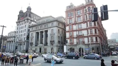 zaman atlamalı, Şangay bund trafik ve turist kalabalık, eski moda bina.